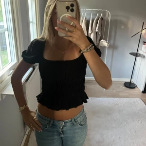 Svart topp - En svart topp som aldrig är använd köpt av en Anna säljare hör på Plick 💖