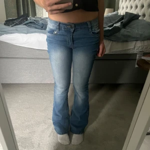 Lågmidjade bootcut jeans  - Skriv för mått! Perfekt nu till hösten och är så klassiska och snygga! ❤️Ursäkta för den dåliga bildkvalitén 🥹❤️