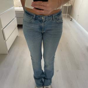 Säljer dessa super snygga !! low waist jeansen från Bershka. Använda fåtals gånger. Storlek: 36 (S)