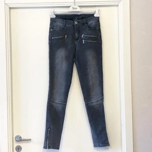 🍒GRÅ SKINNY JEANS MED DRAGKEDJOR🍒 - 🍒DRÖMMIG DENIM🍒Grå extra mjuka stretchiga jeans med dragkedjedetaljer på framsidan å vid bensluten i fint skick. Medelhög midja å slim passform. Bara att skriva om du vill ha mått.🍒
