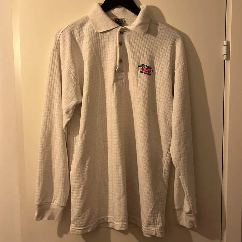 Superfin grå/vit vintage Levi’s tröja.  Storlek L/XL . Tröjor & Koftor.