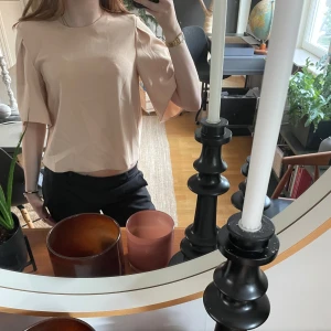 Beige kortärmad topp från ZARA - Ett väldigt fin och mysigt plagg som tyvärr inte riktigt kommit till användning längre. Använd fåtal gånger varsamt så den är i bra skick😊 Priset kan diskuteras!