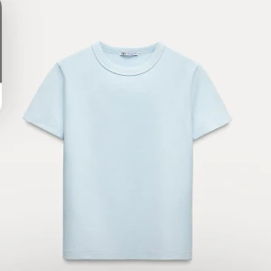Zara topp - Jättefin ljusblå tshirt från zara i storlek xs. Helt ny och aldrig använd.