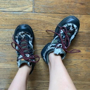 Salomon sneakers  - Salomon sneakers - strl 38 Frakt tillkommer