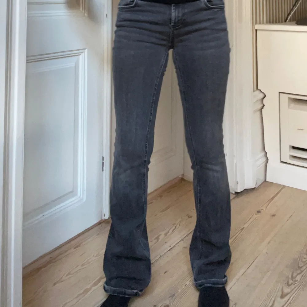 Midrise bootcut jeans från zara i storlek 36 och jag är 169 cm lång! Inga defekter förekommer 💞💞💞. Jeans & Byxor.