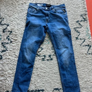Blåa replay jeans  - Säljer dessa feta ljusblåa replay Jeans i storlek w32 Model: mickym Sitter slim fit 
