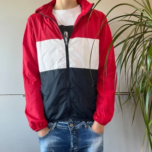 Windbreaker - Tja säljer nu denna sjukt feta windbreakern från HM som inte går att köpa längre.Modellen på bilden är 178cm lång. Tveka inte att höra av er vid minsta frågor eller funderingar. (Pris kan diskuteras)