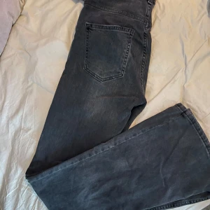 Svarta jeansbyxor - Säljer ett par gråa jeansbyxor i bra skick. 