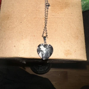 Halsband  - Hej, säljer hemmagjorda smycken i mycket bra skick.