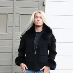 Hej har en feminina of Sweden kappa i svart äkta päls i storlek s  som jag kan tänka mig byta mot en Stephanie coat eller något som liknar bild 1. Söker kappan i l/xl Hör gärna av er om ni har intresse 