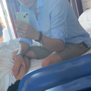 Ljusblå skjorta - Säljer en stilren ljusblå skjorta från Massimo Dutti. Den är i suveränt skick och har inga defekter. 