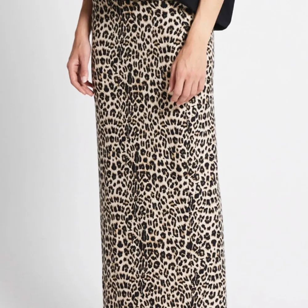 Jättefin och trendig lång kjol i leopard mönster, i storlek XS säljer för den passar inte mig🩷. Hameet.