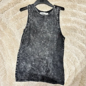 Grå topp - Grå topp med vitt detalj. Skit snygg och i nyskick!💖