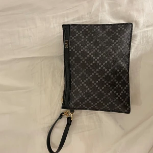 Handväska  - Perfekt för bal, middag och fest. I bra skick funkar som handväska och för att ha i väskan