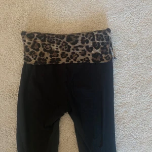 Victoria’s Secret yoga byxor  - Liknar pink vs yoga byxor med vida ben och leopard kant som man viker över. Mjuka och sköna okej skick några defekter. De har en matchande tube Top i samma leopard om man är sugen på att köpa båda  Obs de är hemma sydda ej av ett proffs! 