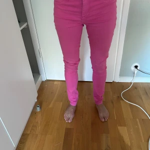 Calvin Klein stretchiga jeans - Rosa stretchiga jeans från Calvin Klein, stl 26/2 (motsvarar ca 34)