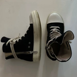 Rick Owens DRKSHDW High Top Ramones - Skorna är använda men dock är det mesta smuts som jag medvetet inte tagit bort men kan tvätta innan frakt vid behov Köpta på stockx förra året för 430 euro (kvitto finns), låda medföljer Passar 41-42 Dm för fler bilder eller frågor