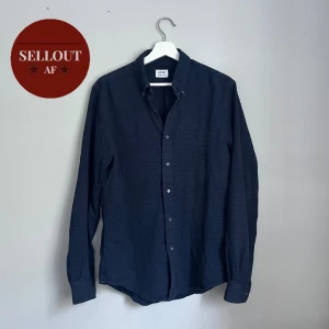 Aspesi skjorta - Snygg, mörkblå skjorta från det italienska märket Aspesi Riktigt coolt och unikt mönster, se på bild 3 Skriv DM vid frågor och funderingar!