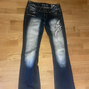 Crazy Age jeans  - Säljer mina Lågmidjade bootcutjeans från crazy age. I bra skick, säljer för att de inte kommer till användning! Midjemått: 37 cm, innerbenslängd: 79cm 💓
