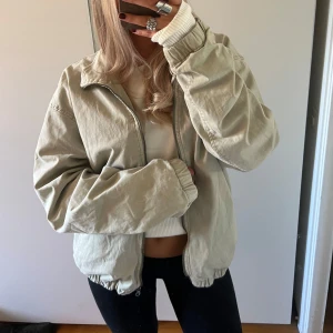 Ljusgrön jacka - Ljusgrön oversized jacka, storlek XL🫒🍸 fläck- bild 3