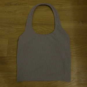 Lila Haltertopp  - En fin haltertopp i lila. Kommer aldrig till användning, bra skick. // Hör gärna av dig vid frågor! 