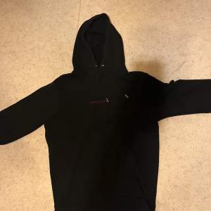 Säljer 2 stycken svarta hoodies för att de inte används. Ena är från New Yorker men osäker på den andra. Säljs för 100 kr per styck. Skicka gärna frågor om det finns funderingar! 