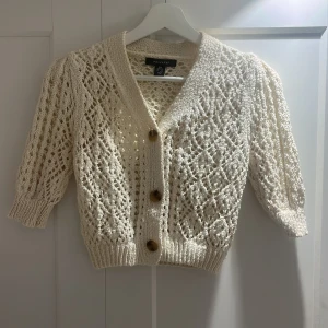 Vit stickad kofta från Primark - Säljer en superfin vit stickad kofta, den är trekvarts ärm. Och skicket är toppen!🩷