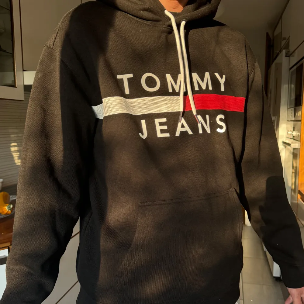 Äkta Tommy hilfiger hoodie i nyskick. Använd 2ggr.. Hoodies.