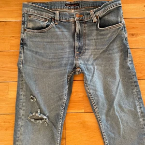 Nudie Jeans Co Lean Dean - Mycket sköna jeans med en skit nice wash! Använda men inga skador förutom ett eget gjort hål på höger knä. 8/10 cond! Är 182 och sitter perfekt.
