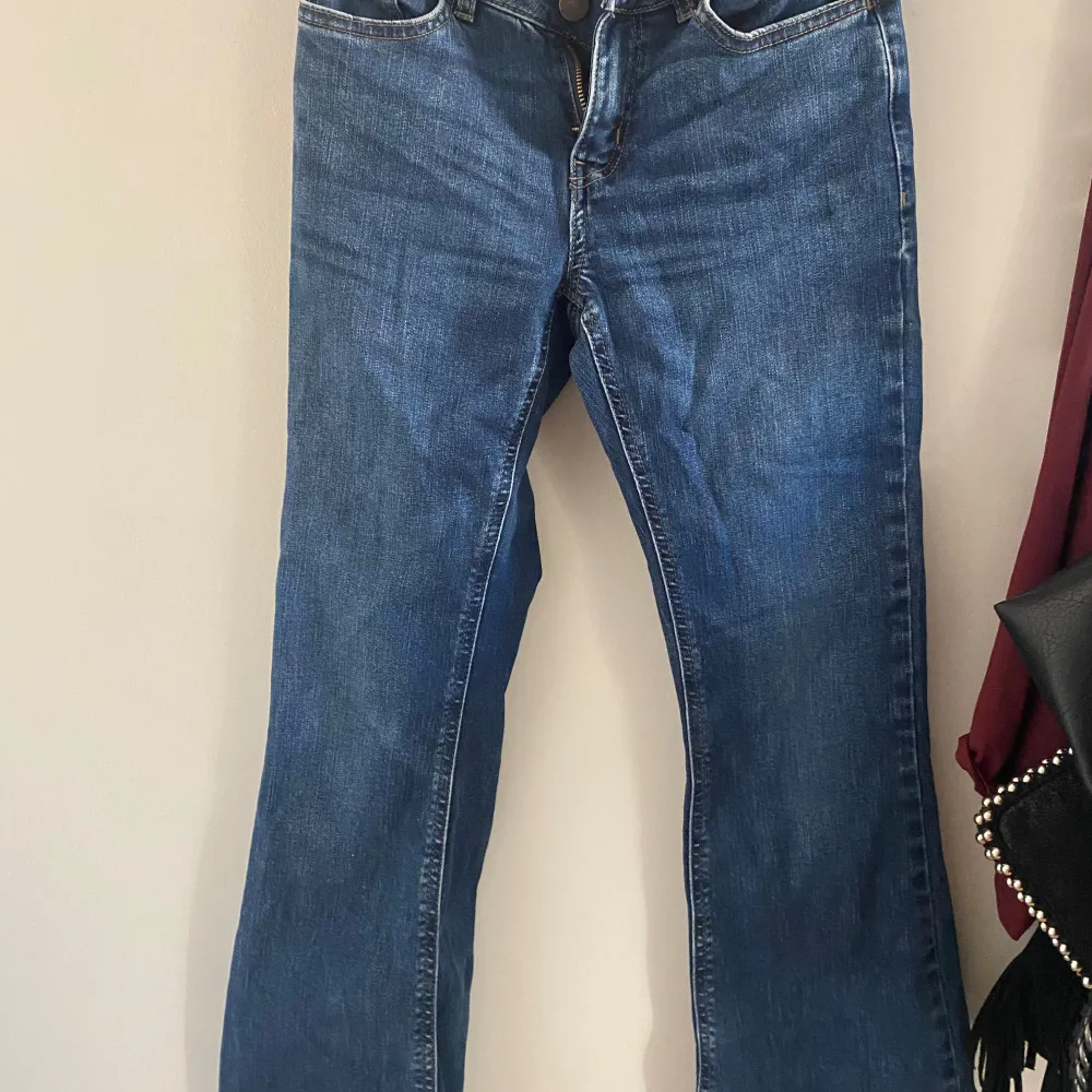 TRYCK INTE PÅ KÖP NU! Säljer mina mörkblåa bootcut jeans. De är ifrån Lindex och är i storlek 146 men passar med som har 152-158. Säljer pga att jag inte använder så mkt. Köpt för 300-400 ca och är använda typ 2 gånger.. Jeans & Byxor.