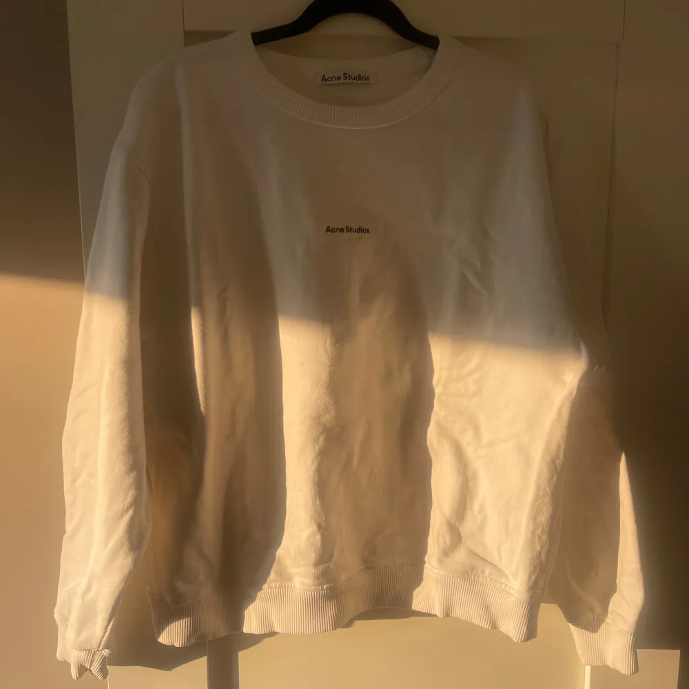 Så cool sweatshirt från Acne Studios! Har en liten fläck som knappt syns (se bild 3, därför priset) nypris 3300kr . Hoodies.