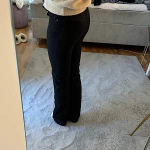 Säljer svarta jeans pågrund av att dom är för små för mig. Dom är i storlek W24 L32. Ser nya ut. Köpte på BikBok om jag kommer ihåg rätt💞