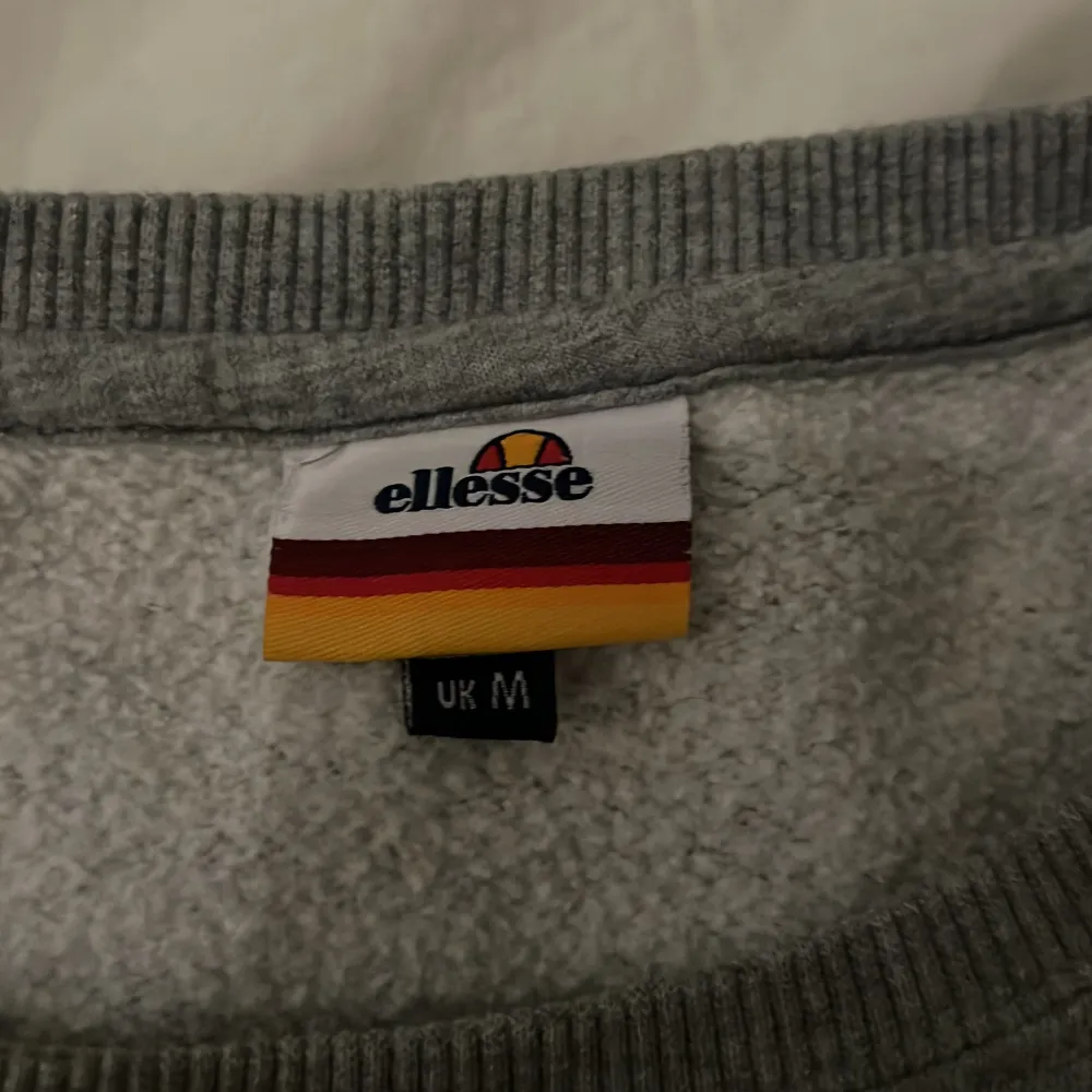 Ellesse hoodie säljer då den inte passar . Hoodies.