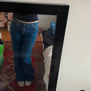 Jeans  - Säljer dessa supersnygga mörkblå bootcut jeans. Byxorna är inköpta nyligen ifrån vinted. Säljer då jag inte tyckte det passade mig. Byxorna är i en mid rise modell och i väldigt fint skick.💘💞