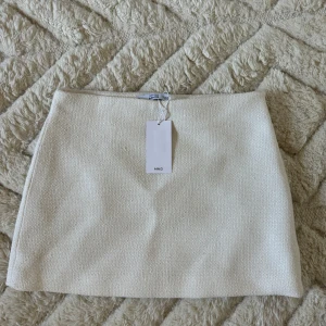 Kjol - Fin kort vit kostymkjol som säljer då den tyvärr var för liten. Den är helt ny och prislappen sitter kvar💗 