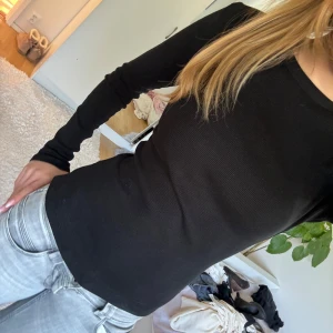 Svart långärmad - En basic svart långärmad tröja från Gina tricot i storlek XS, men jag är en S och den sitter finfint. Superfin kvalité då jag använt den väldigt lite. Perfekt tröja till hösten och vintern. Hör av dig vid frågor 💗. 