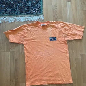 Orange t-shirt från Reebok - Säljer en snygg orange t-shirt från Reebok. 