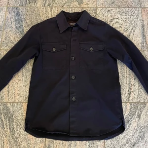 Oscar Jacobsson Overshirt - Storlek 48/M, Snygg Overshirt som är i väldigt bra sick! Nypris 1600! Skriv om du har fler frågor😁👍