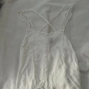 Vit linnetopp från H&M Divided - Säljer en superfin vit linnetopp från H&M Divided. Materialet är lätt och luftigt.