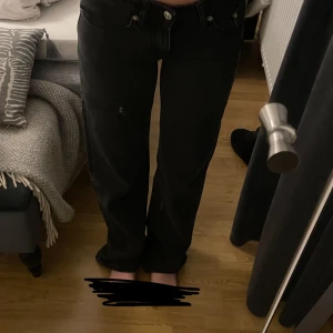 Svarta jeans - Svarta low rider jeans från lager157 i storlek xxs. Aldrig använda, bara testat dom. Säljer pga att jag inte har använt dom. Nypris 400kr
