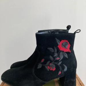 Gabor äkta mocka stövletter - Gabor äkta mocka stövletter i strl 36,5 med 3 cm klack. Blomster brodyr, använd några gånger. Men endast lite dammig