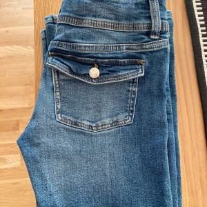 Young gina bootcut jeans  - Säljer ett par Young gina bootcut jeans i en mellan blå färg storlek 158 , detta är en tall model därför extra långa , ser som nya ut därav inga defekter , nypris 350 säljer för 200 Skriv vid intresse eller vid fler bilder . ❤️