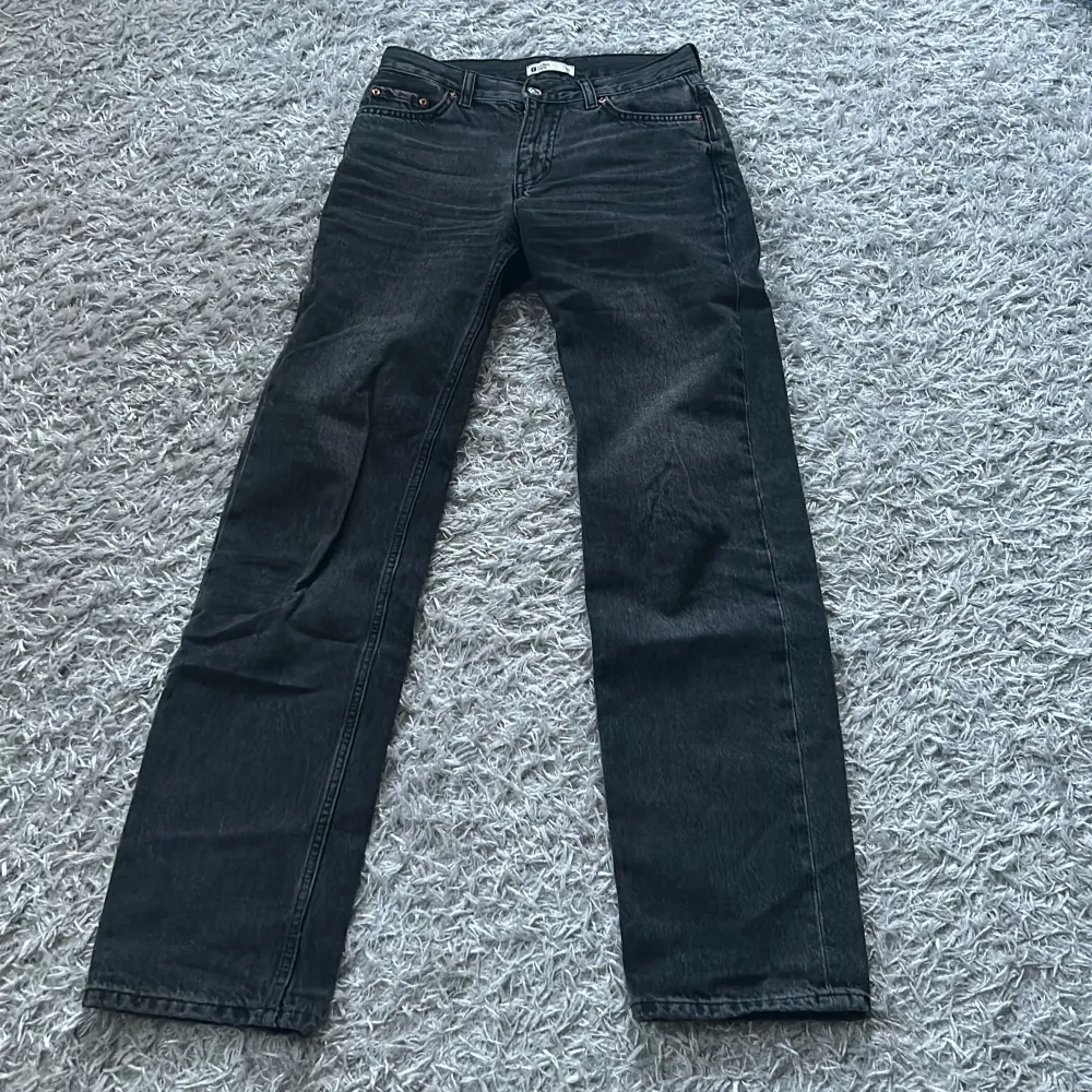 Säljer ett par svarta jeans med rak passform. De är i bra skick och har en klassisk design med fem fickor och knappgylf. Perfekta för vardagsbruk!. Jeans & Byxor.