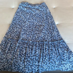 Lång blommig kjol  - Andvänt ca 2 gånger på skolavslutning. Jätte fin och somrig kjol 