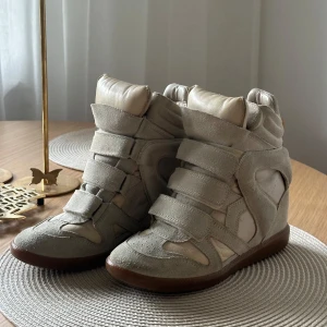 Isabel Marant - Säljer mina fina Isabel Marant skor eftersom dem inte längre kommer till användning. Dem passar perfekt som både vinter- och sommarskor. Dem är storlek 37 men passar mig som annars har 37/38. Pris kan diskuteras vid snabb affär🌸🥰