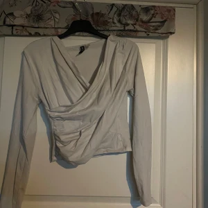 Långärmad tröja  - Den ser fläckig ut på bilden, använd i gott skick 