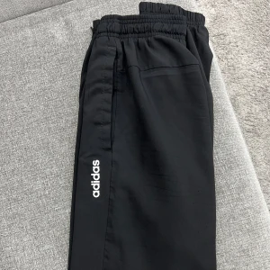 Adidas träningsbyxor  - Ett par adidas träningsbyxor storlek XS men passar även som S, bra skick 