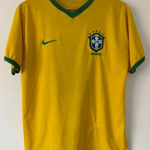 Brasilien Footbollströjq - Brazil tröja på ronaldinho med Nr10, bra kvalitet och säljer då jag inte använder den mer. har små styngfel men syns knappast. 