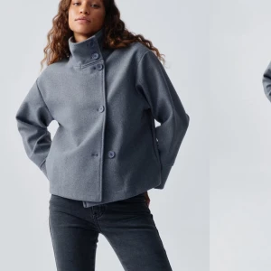 Höstkappa - Grå kappa från Gina, perfekt till hösten, nypris 600kr. Lägg prisförslag vid intresse, är i nyskick!