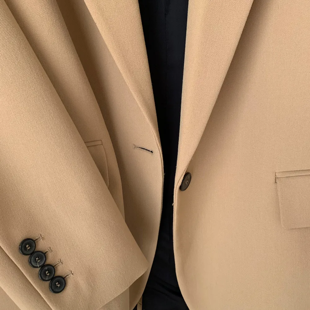 Beige blazer/kavaj från Zara i storlek L. Säljer för 300kr 🤎. Jackor.